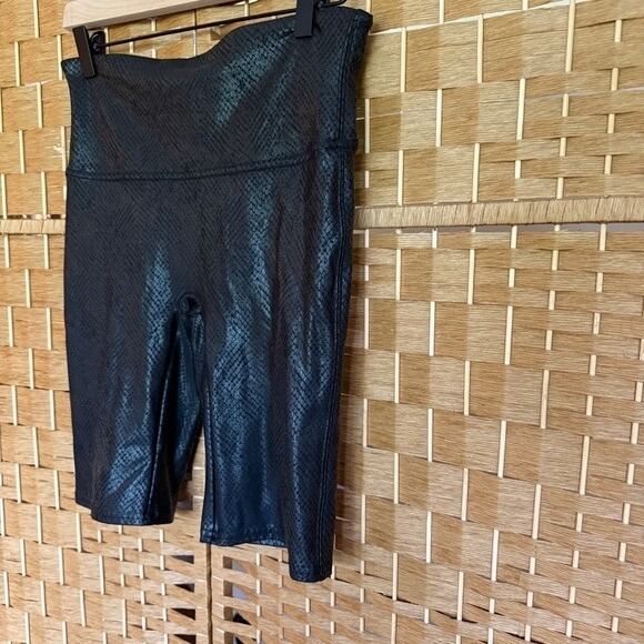 SPANX Faux Leather Black /Metallic Snakeskin Style Bike Shorts Women's Size L - Picture 2 of 7